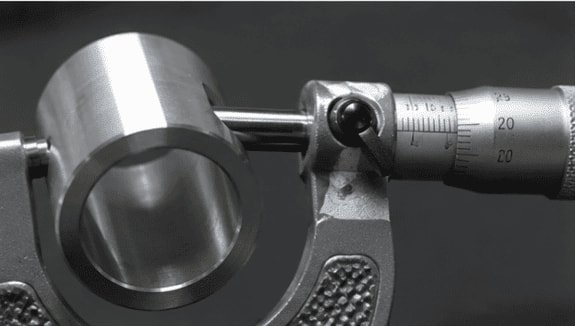 Inspección de manguito de pared delgada torneado CNC