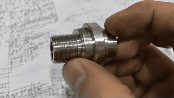 Vista macro de una pieza CNC roscada limpia
