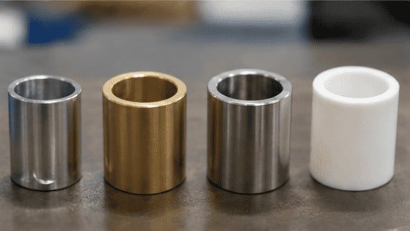 Comparación de piezas torneadas de diversos materiales