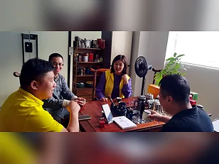 Customer visiting LuckyHxs factory for pin project review 1